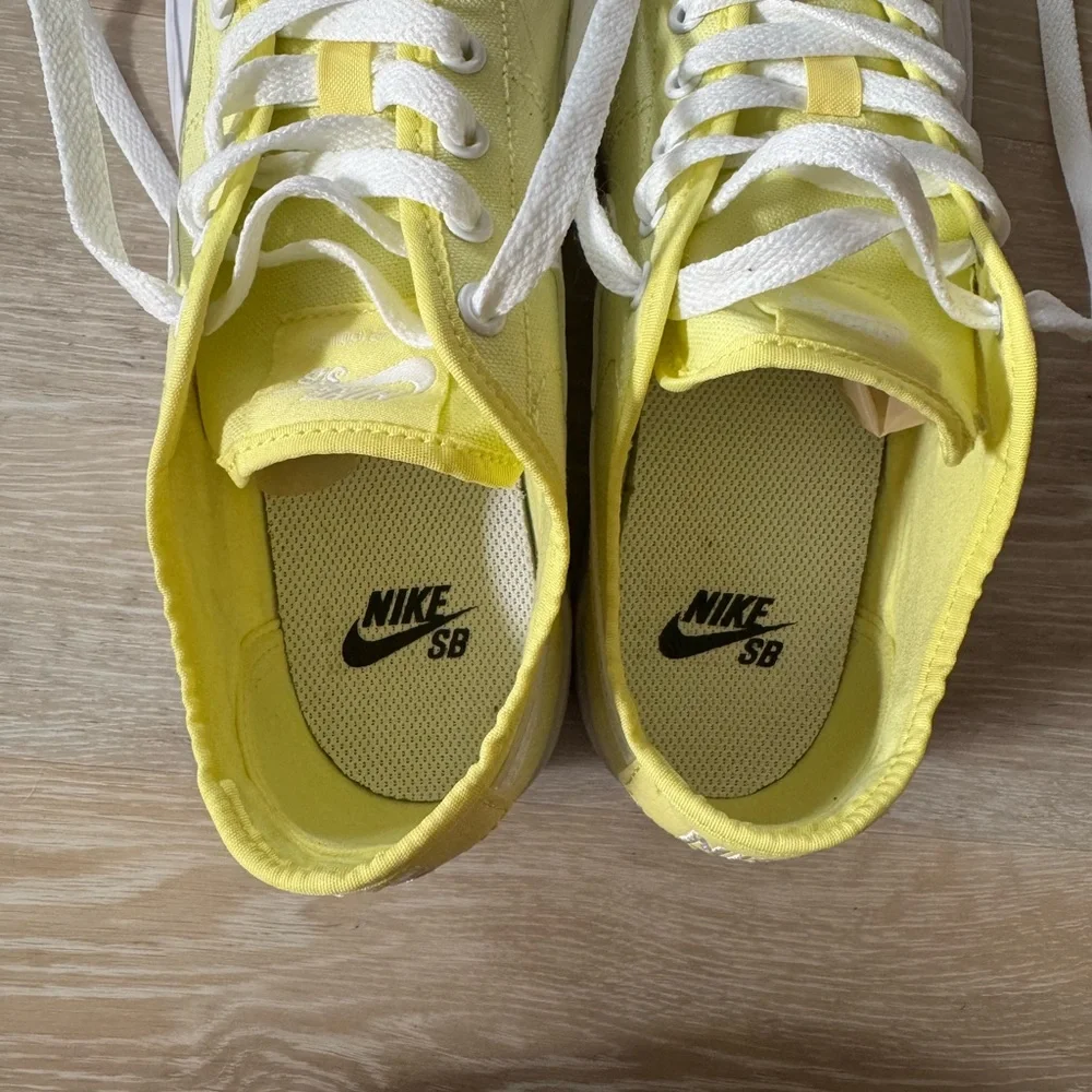 Unisex Nike SB Blazer Court Low Light Citron Sneakers - Sz 7 Men or Sz 8.5 Women